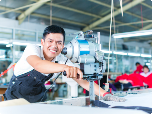 Homem operando máquina de cortee