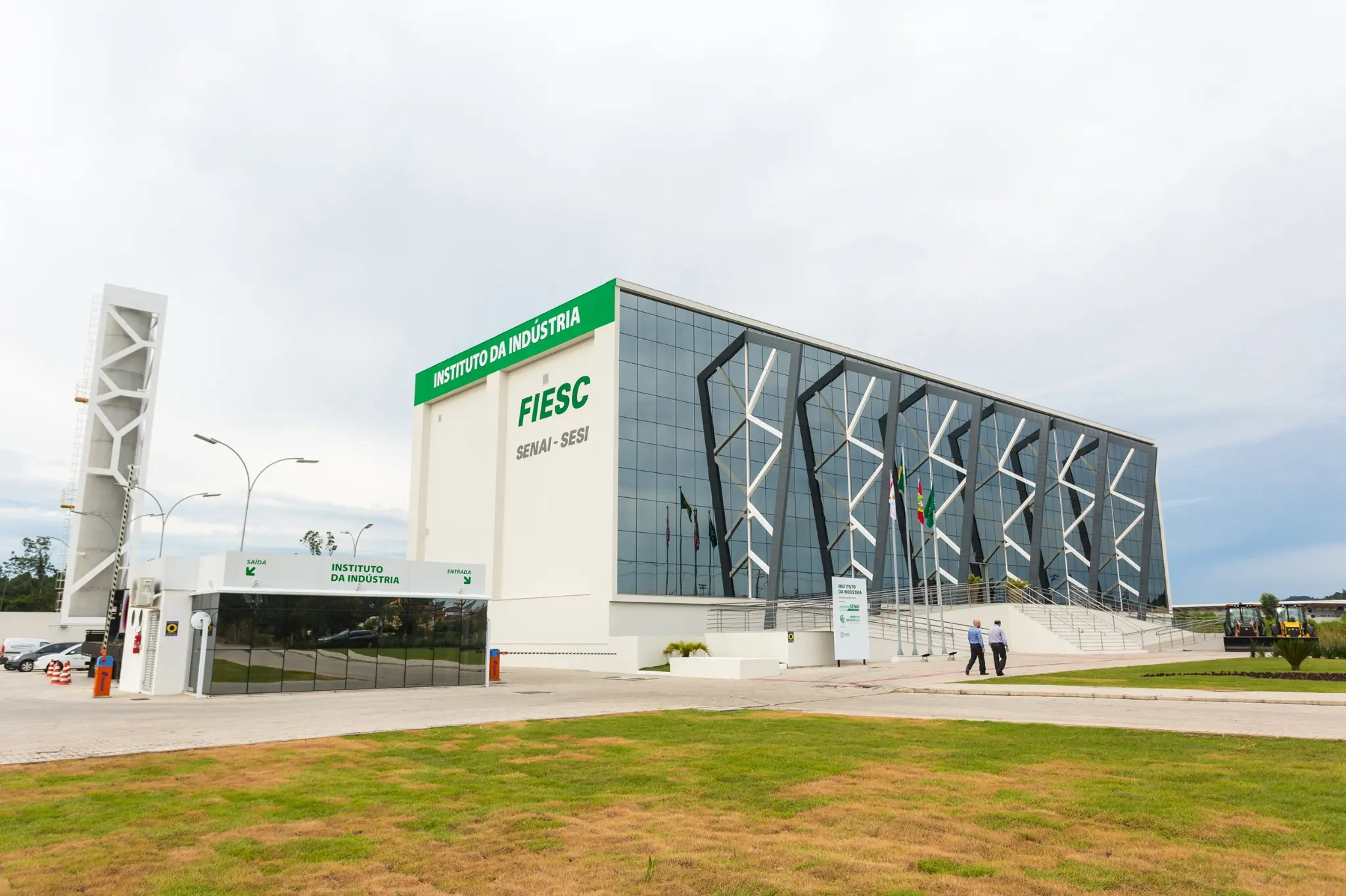 Fachada moderna do Centro de Inovação SESI em Florianópolis, Santa Catarina.