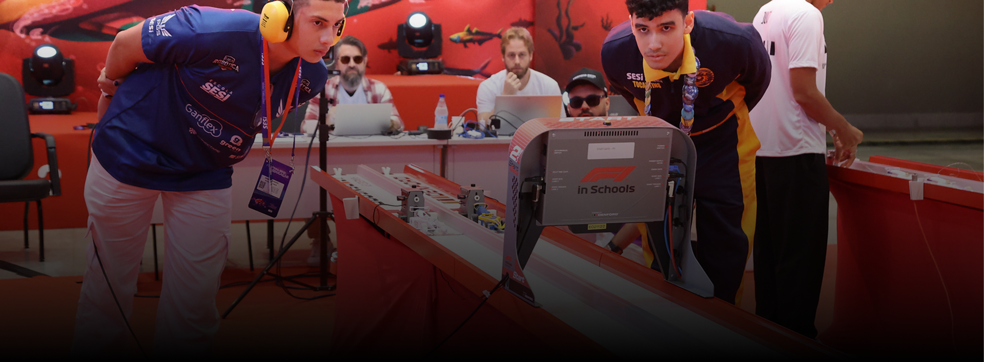 Grupo de pessoas em evento de tecnolgia e robótica