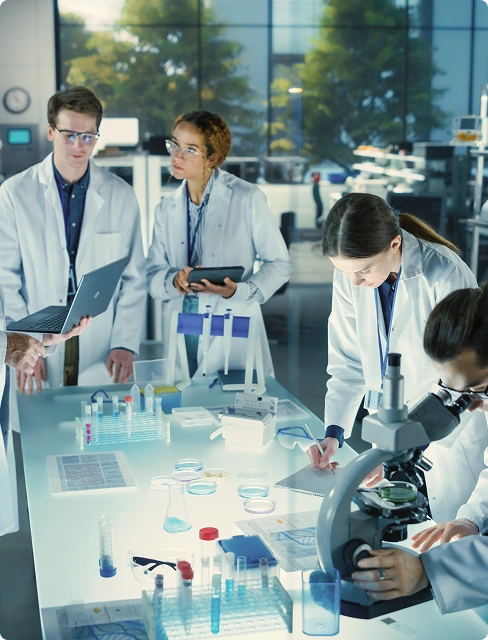 Pesquisadores em laboratório