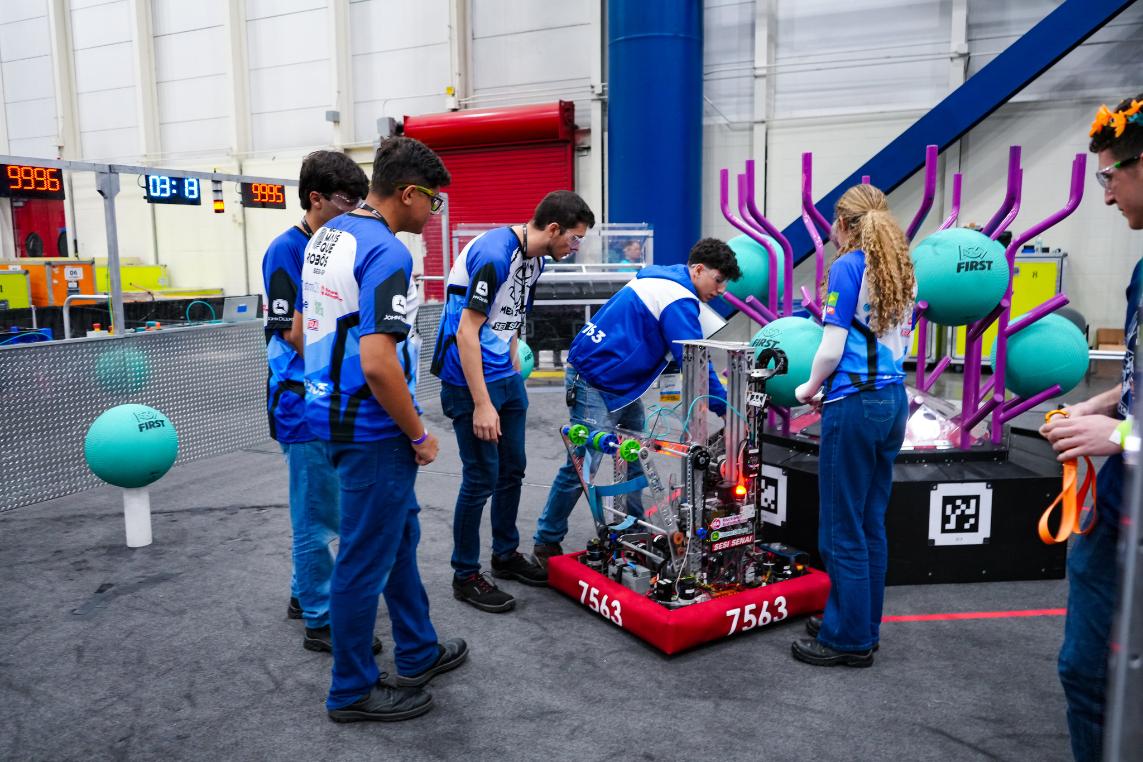 Grupo de pessoas em evento de tecnolgia e robótica