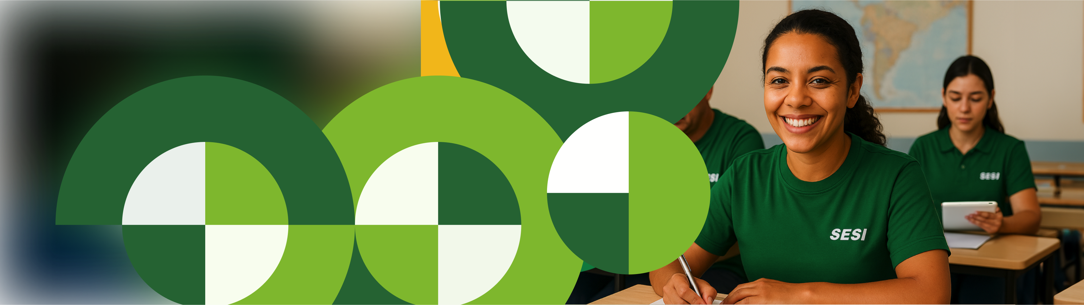 Mulher sorridente durante aula