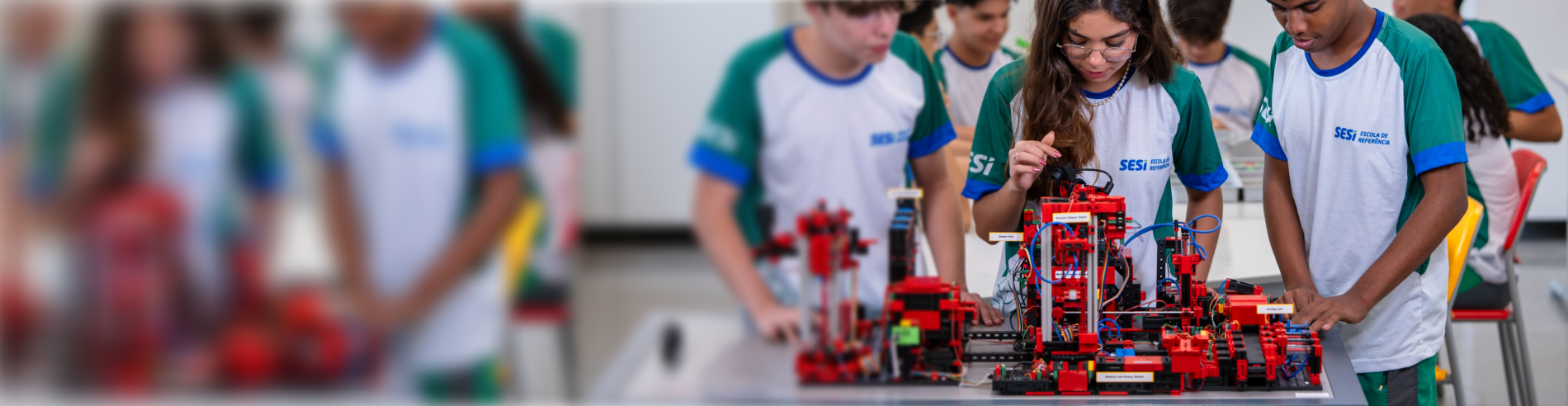 Jovens realizam um trabalho de robótica.