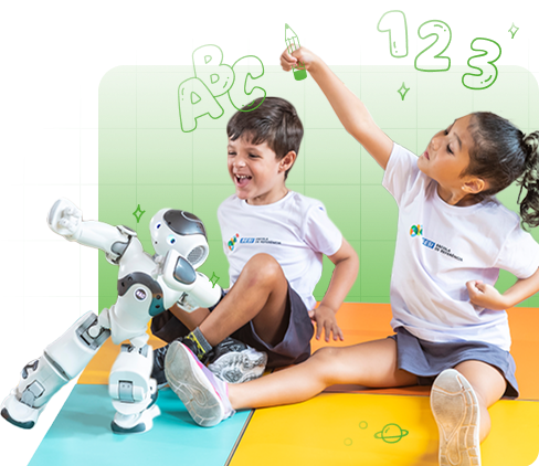 Crianças sorrindo em ambiente escolar.