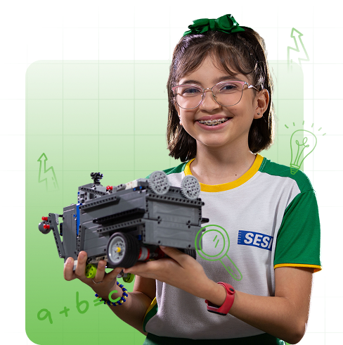 Menina sorrindo segura um mini robô, parte de um projeto escolar.