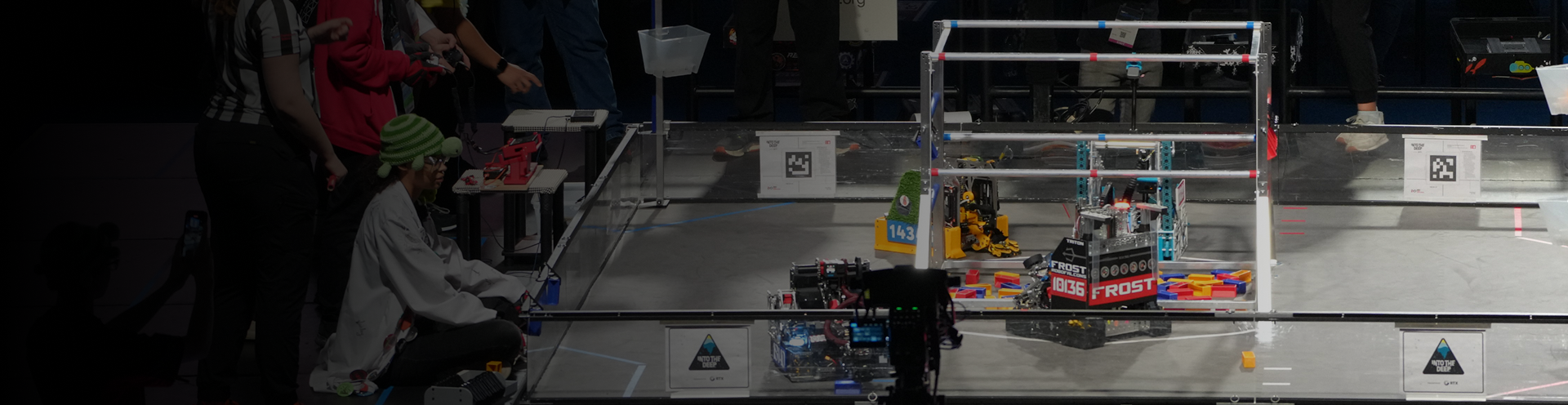 Jovens realizam um trabalho de robótica.