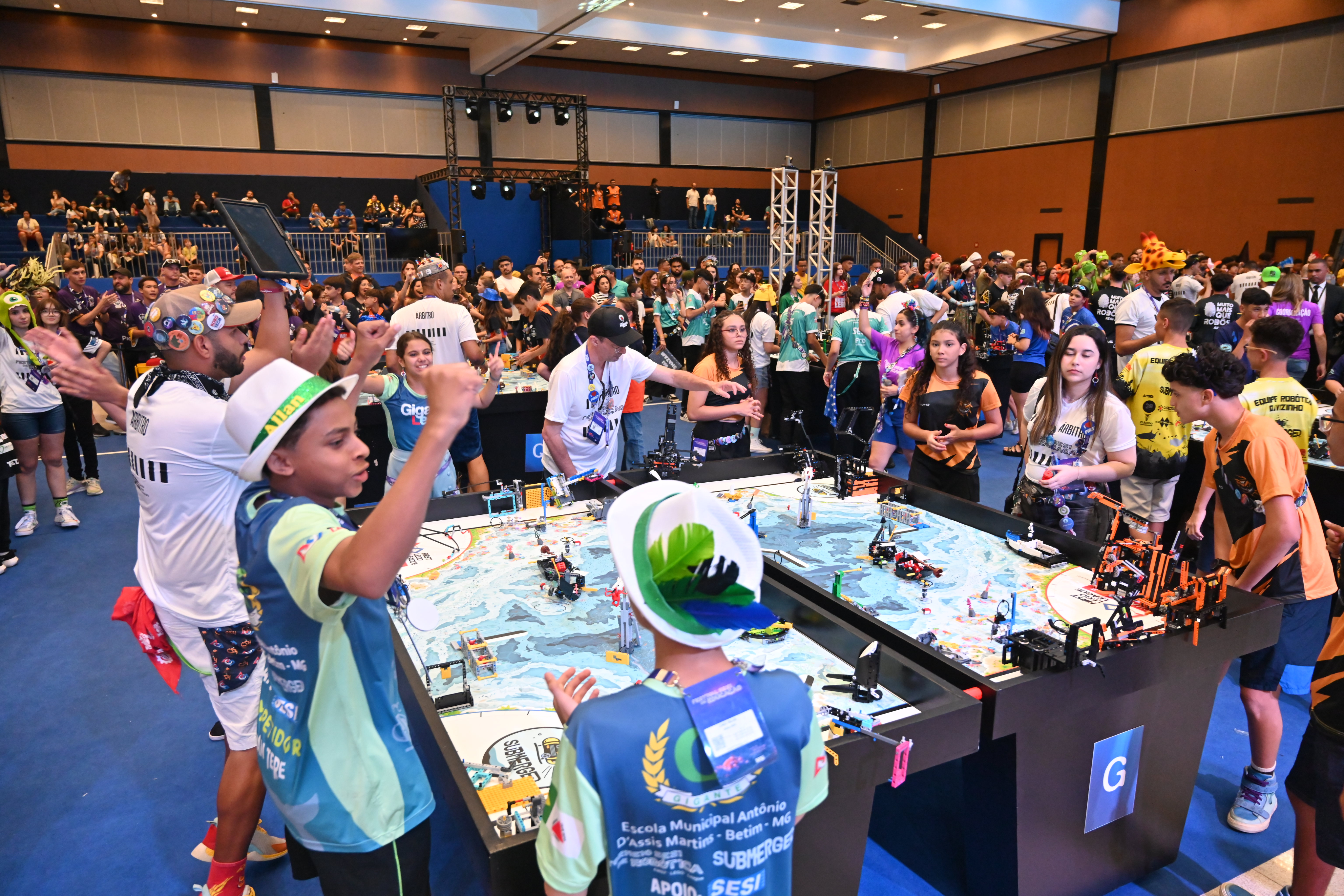 Jovens realizam um trabalho de robótica.